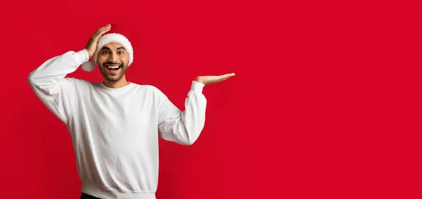 令人惊奇的报价。兴奋的男人穿着圣诞老人帽在复印室旁边指点 — 图库照片