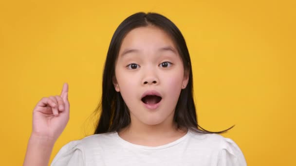 想法。有灵感的亚洲小女孩，张开嘴，指指点点，找到了解决问题的办法 — 图库视频影像