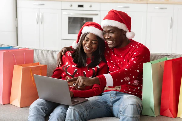 Älska svart man och kvinna gör online beställning — Stockfoto