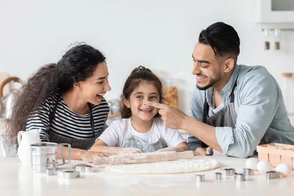 Famille joyeuse s'amuser tout en faisant des biscuits à la maison — Photo