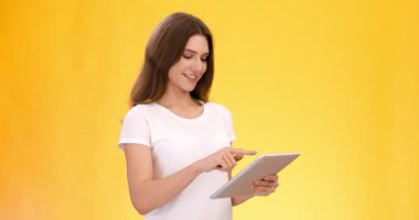 Gadget ve internet. Dijital tablet ve kaydırmalı cihaz ekranında sosyal medya haberleri okuyan genç pozitif bayan