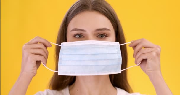 Protection personnelle et sécurité. Gros plan portrait de jeune femme caucasienne portant un masque médical de protection — Video