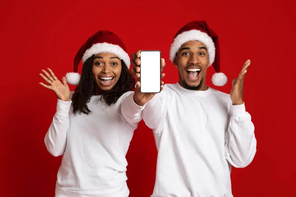 Förvånad afrikansk amerikanska älskare visar mobiltelefon med tom display — Stockfoto
