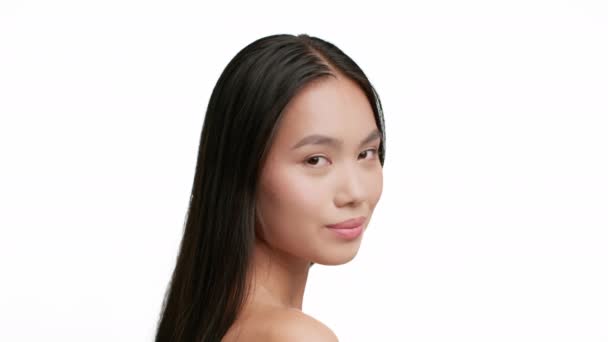 Ritratto di attraente signora asiatica con capelli castani, sfondo bianco — Video Stock