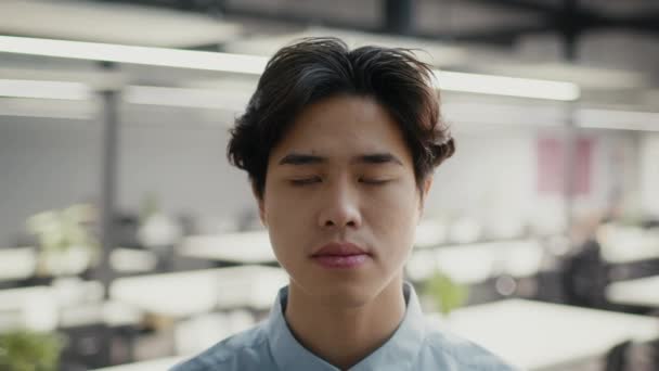 Headshot Of Serious Millennial Asian Businessman Berdiri di Kantor — Stok Video