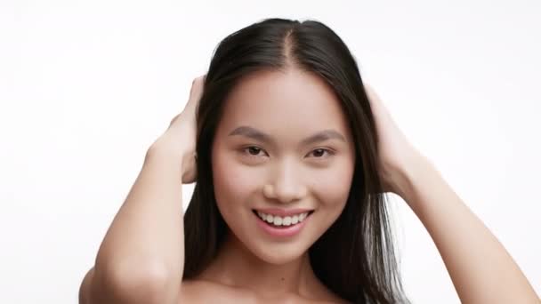 Japon Kadın Beyaz Arkaplan Üzerinde Uzun Esmer Saçla Oynuyor — Stok video
