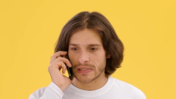 Nerveuze zenuwinzinking door telefoonoplichting. Jonge boze man schreeuwt naar mobiele telefoon, schreeuwend vervelende gesprekspartner — Stockvideo