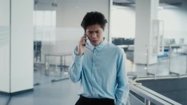 Koreli İş Adamı Ofiste Tatsız Konuşmalar Yapıyor