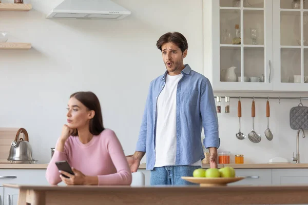 Triste infeliz ofendido milenario caucásico femenino navegar en Internet en el teléfono inteligente — Foto de Stock