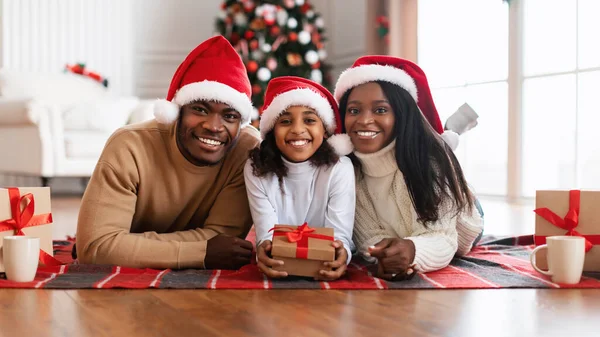 Porträtt av lycklig svart familj i Santa hants firar jul — Stockfoto