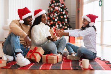 Mutlu siyah aile Noel 'i kutluyor. Hediye alışverişi.