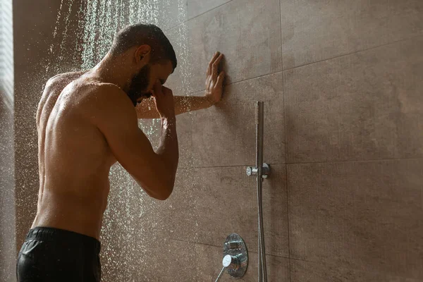 Jung kerl taking heiß dusche im badezimmer — Stockfoto