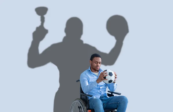 Gehandicapte zwarte man in rolstoel kijken naar voetbal, collage — Stockfoto