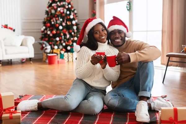 Porträtt av lycklig svart familj dricka kaffe på jul — Stockfoto