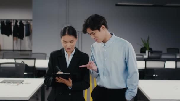 Japonais mâle et femelle collègues parler marche dans moderne bureau — Video