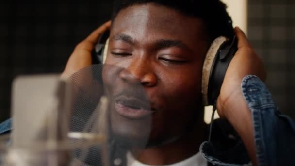 아프리카 계 미국인 남성 싱어 위팅 헤드폰 노래 To Microphone In Music Studio — 비디오