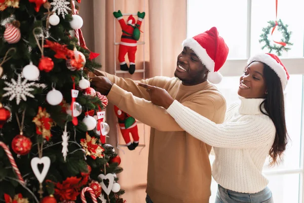 Retrato de feliz família negra decoração árvore de Natal — Fotografia de Stock