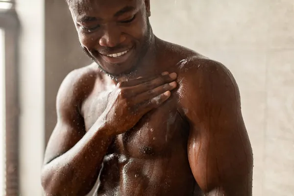 Afro-americano cara lavagem corpo tomando manhã chuveiro interior — Fotografia de Stock