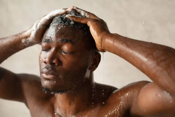 Afro-Americano Hombre Lavando la Cabeza Relajándose Bajo el Agua En el Baño — Foto de Stock