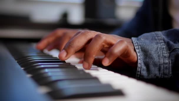 Музыка. Крупный план черных мужских рук, играющих на пианино — стоковое видео