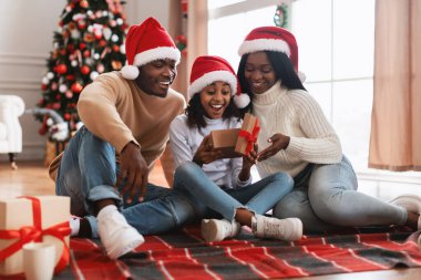 Noel Baba 'da mutlu siyah aile portresi Noel' i kutluyor.