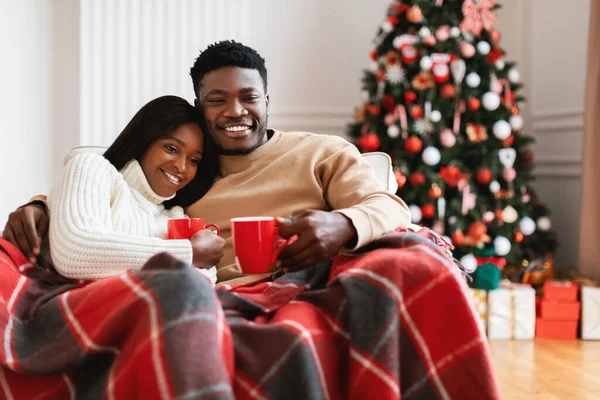Portrait de famille noire heureuse regardant la télévision à Noël — Photo