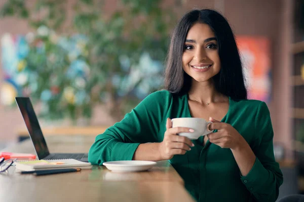 カフェでお茶の休憩を楽しむかなり中東の女性 — ストック写真