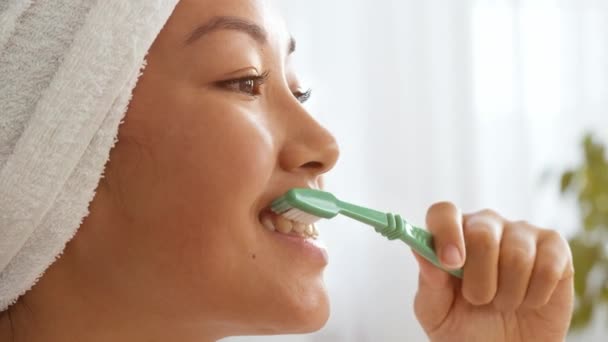 Hábitos de higiene dental. De cerca retrato de joven positivo asiático señora cepillarse los dientes, el cuidado de la boca en la mañana — Vídeo de stock