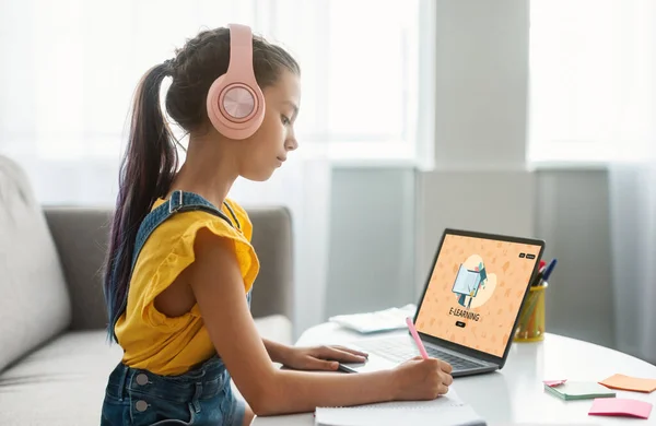 Educação Remota. Estudante adolescente usando fones de ouvido sem fio estudo com laptop em casa — Fotografia de Stock