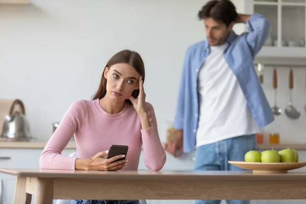 Triste cansado ofendido milenar mulher europeia com telefone ignorando chateado homem deprimido — Fotografia de Stock