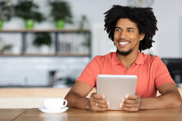 Feliz Negro Joven Relajante En Café Con Tablet Digital Y Café —  Fotos de Stock