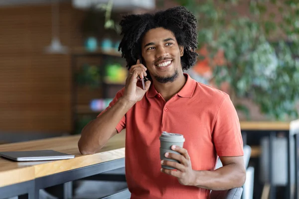 Kaffeepause. Glücklich Schwarz Guy Genießen Takeaway Drink Und Talking Auf Handy — Stockfoto