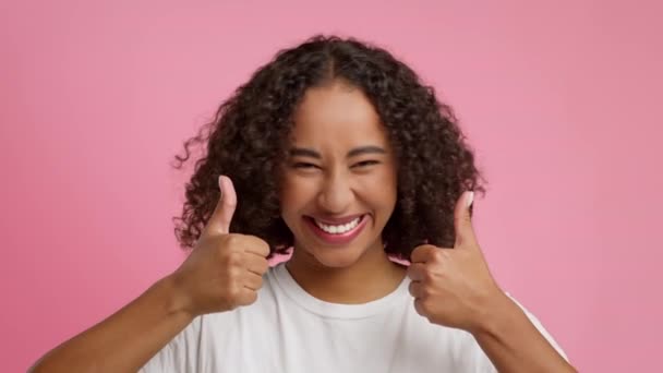 Negru Femeie Gesturing Thumbs În sus Cu Ambele Mâini, Fundal Roz — Videoclip de stoc