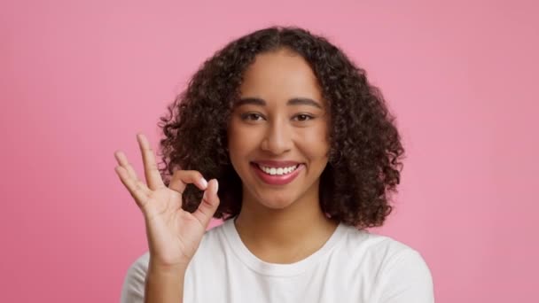 Alegre Afro-Americano Femenino Gestos Ok Sign Over Pink Background — Vídeos de Stock
