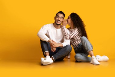 Sırları Paylaşmak. Neşeli Genç Kadın Erkek Arkadaşlarına Fısıldıyor