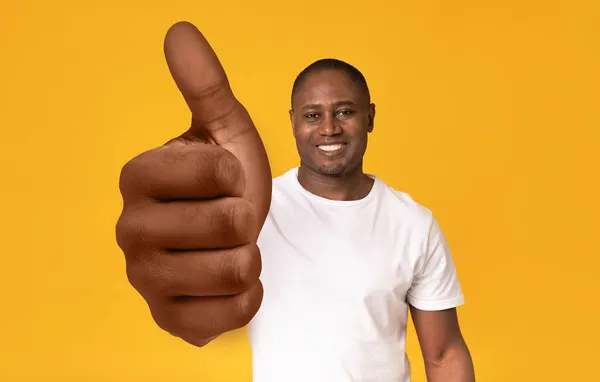 Alles is goed. gelukkig zwart man tonen duim omhoog — Stockfoto