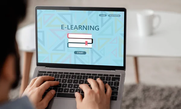 Концепция электронного обучения. Взгляд с плеча на человека, использующего топ для онлайн-образования — стоковое фото