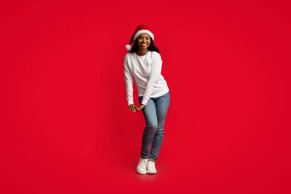 Pertty negro dama en Santa sombrero posando en rojo —  Fotos de Stock