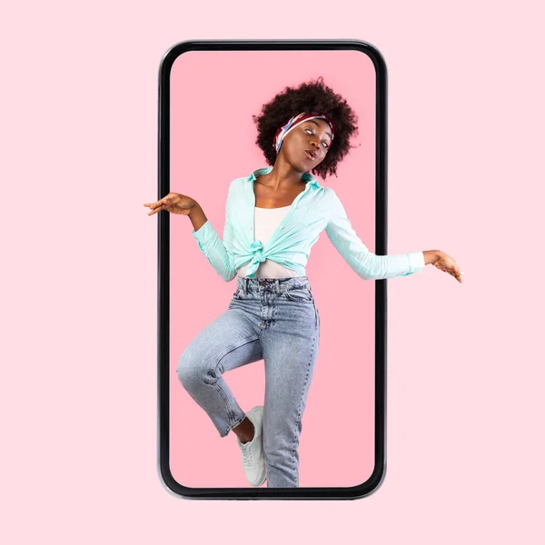 Lycklig kvinna kommer ut smartphone skärm och hoppa — Stockfoto