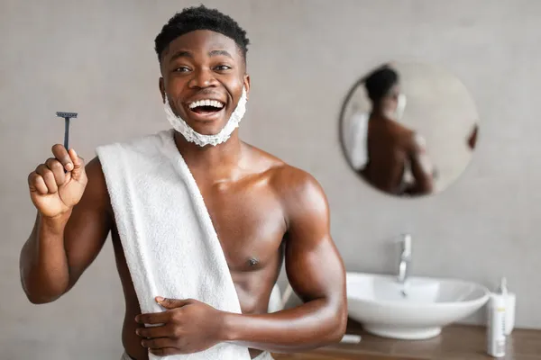 浴室で安全カミソリを保持興奮黒人男性 — ストック写真