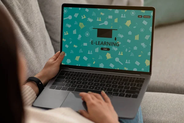 Enseignement à distance. Femme naviguant sur le site E-Learning sur ordinateur portable à la maison, Collage créatif — Photo