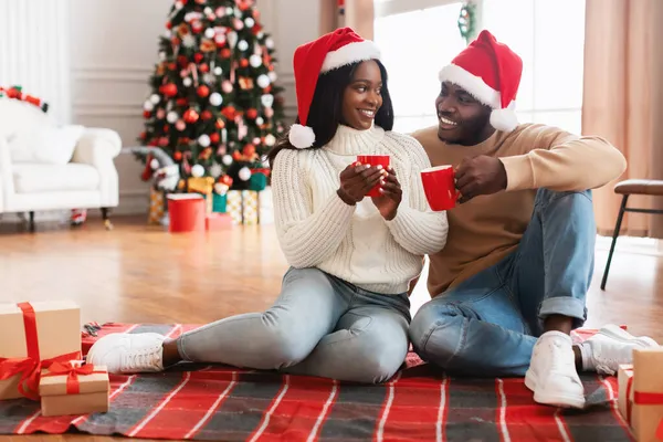 Porträtt av lycklig svart familj dricka kaffe på jul — Stockfoto
