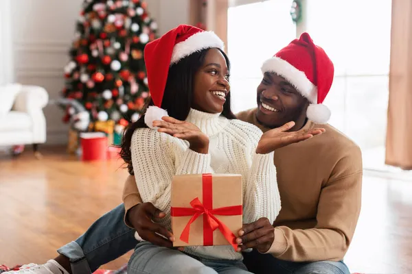 Porträtt av lycklig svart familj firar julklapp — Stockfoto