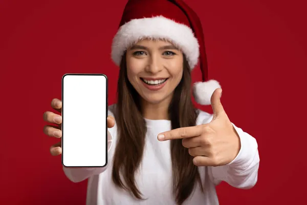 Διακοπές Promo. Χαρούμενη γυναίκα με το καπέλο Σάντα που δείχνει τη λευκή οθόνη Smartphone — Φωτογραφία Αρχείου