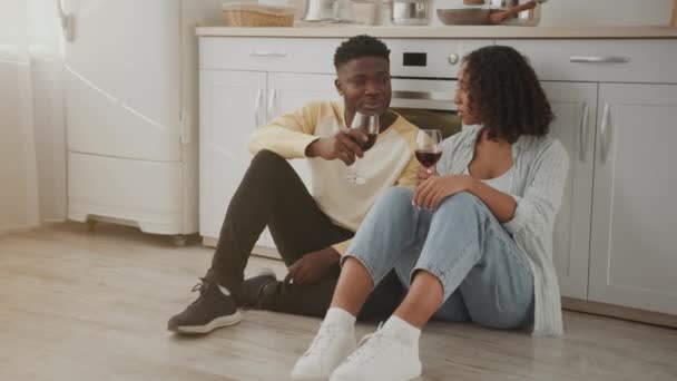 Zoom en el retrato de un joven afroamericano hablador hombre y mujer hablando entre sí, discutiendo día con vino tinto — Vídeos de Stock