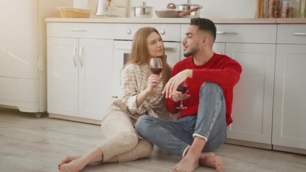 Romantik i hverdagen. Zoom i portræt af unge forskelligartede par i kærlighed taler med hinanden, nyder rødvin – Stock-video