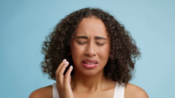 African American Lady Touching Cheek Έχοντας πόνο στα δόντια, μπλε φόντο — Αρχείο Βίντεο