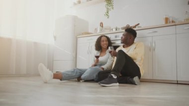 Genç, mutlu, Afro-Amerikan erkek arkadaş ve kız arkadaş zevk sohbetleri ve evde kırmızı şarap, yakınlaş.