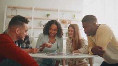 Arkadaşlar boş vakit geçirir. Bir grup genç kadın ve erkek evlerinde masa oyunu oynuyor, evde oyun oynuyorlar.