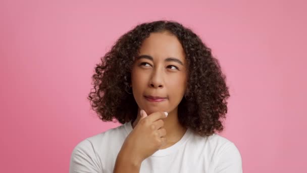 Fekete nő gondolkodás és Nodding Head egyetértésben, rózsaszín háttér — Stock videók
